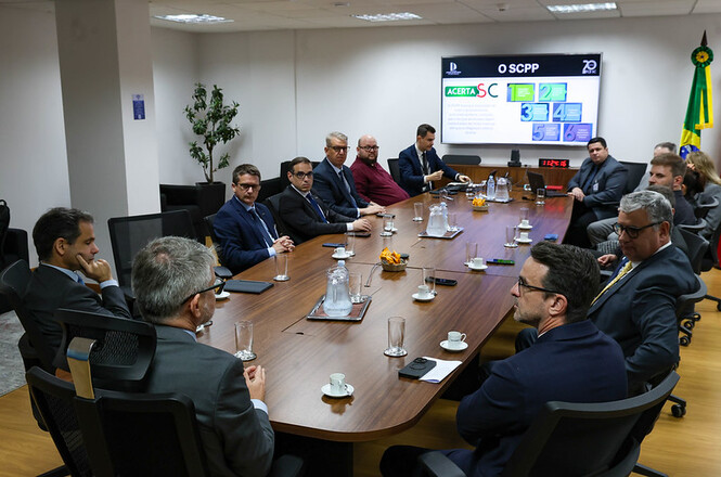 Foto horizontal: magistrados e gestores participam de reunião estratégica em sala do Tribunal de Justiça de Santa Catarina, durante apresentação de dados e discussão sobre ações do programa Acerta SC.