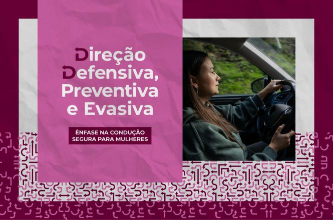 Card retangular, em tons de magenta e branco, com fundo composto por formas geométricas e padrões de setas. À esquerda, há um bloco magenta com o texto “Direção defensiva, preventiva e evasiva” e, abaixo, “Ênfase na condução segura para mulheres”. À direita, aparece a fotografia de uma mulher dirigindo um carro, vista de perfil, com as mãos ao volante e uma paisagem arborizada ao fundo.