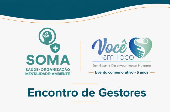 Banner horizontal, com fundo branco e detalhes em azul-petróleo e laranja. Na parte superior, há uma faixa curva azul-petróleo, acompanhada por uma linha fina laranja. Ao centro, aparecem lado a lado os logotipos “SOMA – Saúde, Organização, Mentalidade e Ambiente” e “Você em Foco – Bem-Estar e Desenvolvimento Humano”, este último acompanhado da informação “Evento comemorativo – 5 anos”. Abaixo dos logotipos, em destaque, está o título “Encontro de Gestores”.