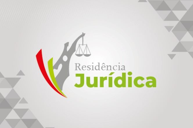 Imagem com fundo cinza-claro e elementos geométricos formados por triângulos em diferentes tons de cinza nos cantos superior direito e inferior esquerdo. Ao centro, aparece o logotipo “Residência Jurídica”, acompanhado de uma figura estilizada em cinza que representa uma pessoa segurando uma balança da Justiça. À esquerda da figura, há três faixas curvas nas cores vermelha, verde e amarela. A palavra “Residência” aparece em cinza e “Jurídica”, em destaque, na cor verde.