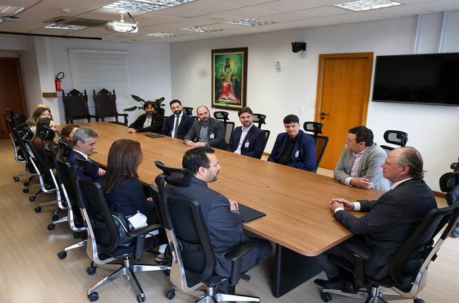 Foto horizontal: representantes do TJSC e do TJMG participam de reunião sobre eproc e inovação tecnológica.
