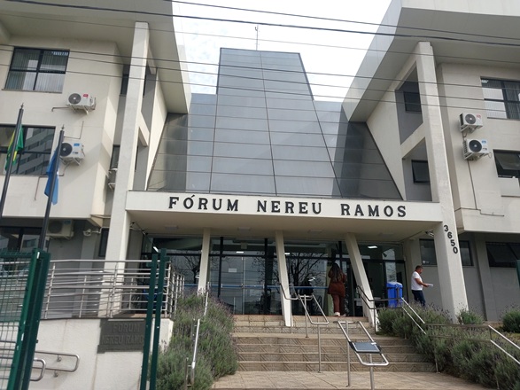 Foto horizontal: Fachada do Fórum Nereu Ramos, sede do Poder Judiciário na comarca de Lages