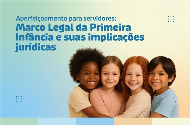 Card em formato horizontal, com fundo em degradê azul-claro e amarelo. No canto superior esquerdo, há o texto “Aperfeiçoamento para servidores: Marco Legal da Primeira Infância e suas implicações jurídicas”, em letras azuis. Na parte central e inferior, aparecem quatro crianças sorrindo, abraçadas lado a lado: uma menina negra de cabelos crespos, uma menina branca de cabelos castanhos, uma menina branca de cabelos ruivos e um menino de cabelos castanhos. O material possui pequenos elementos gráficos pontilhados nos cantos e uma faixa colorida na parte inferior.