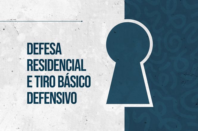 Imagem retangular, com fundo dividido entre uma área branca, à esquerda, com textura que lembra papel, e uma área azul-escura, à direita, com padrão gráfico sutil. À esquerda, em letras grandes e azul-escuras, aparece o texto: “Defesa residencial e tiro básico defensivo”. À direita, há a representação estilizada de um buraco de fechadura, formada por uma silhueta azul-escura contornada em branco.
