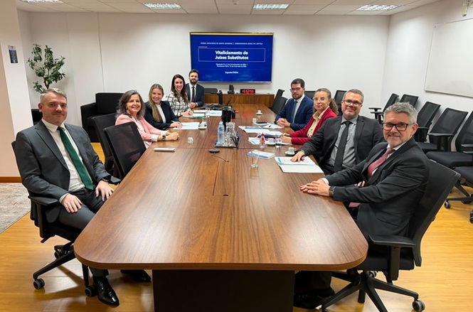 Foto horizontal: magistrados participam de reunião sobre a vitaliciamento de juízes substitutos.