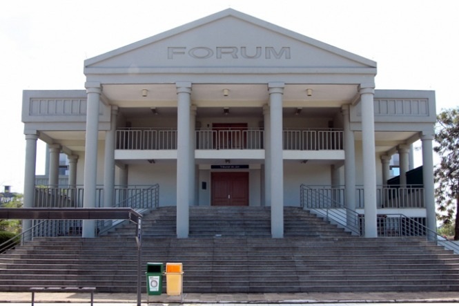 Foto horizontal: fachada de fórum com ampla escadaria, colunas na entrada principal e identificação no alto.