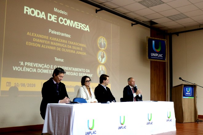 Foto horizontal: palestrantes participam de roda de conversa sobre prevenção e enfrentamento da violência doméstica.