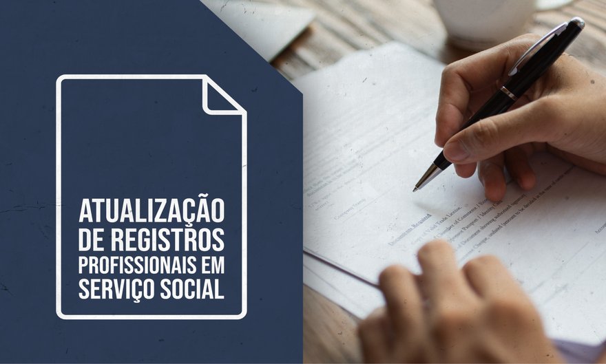 Banner do curso “Atualização de Registros Profissionais em Serviço Social”. À esquerda, sobre fundo azul escuro, há um ícone de documento e o título do curso em letras brancas. À direita, aparece uma mão segurando uma caneta sobre documentos impressos, em uma mesa clara. A composição remete ao preenchimento e à atualização de registros profissionais.