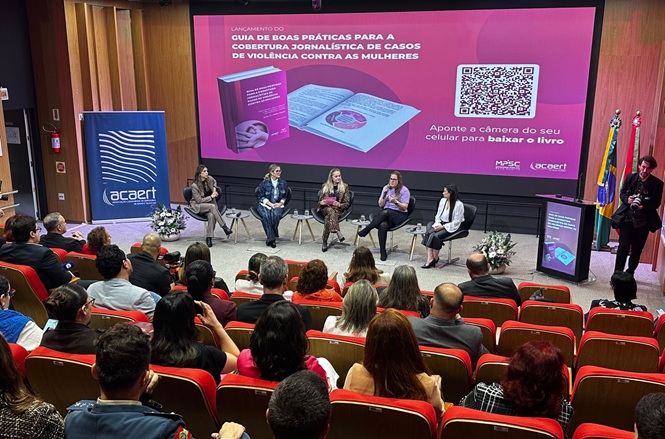 Imagem horizontal mostra auditório com público acompanhando debate sobre cobertura jornalística da violência contra a mulher.