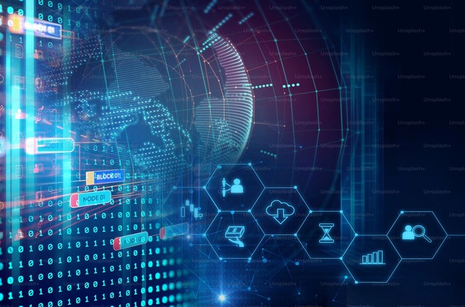 Arte horizontal em tons azuis representa tecnologia digital, com códigos binários, conexões e ícones virtuais.
