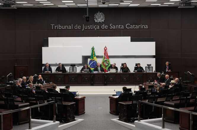 Imagem horizontal mostra autoridades reunidas em sessão no plenário do Tribunal de Justiça de Santa Catarina.
