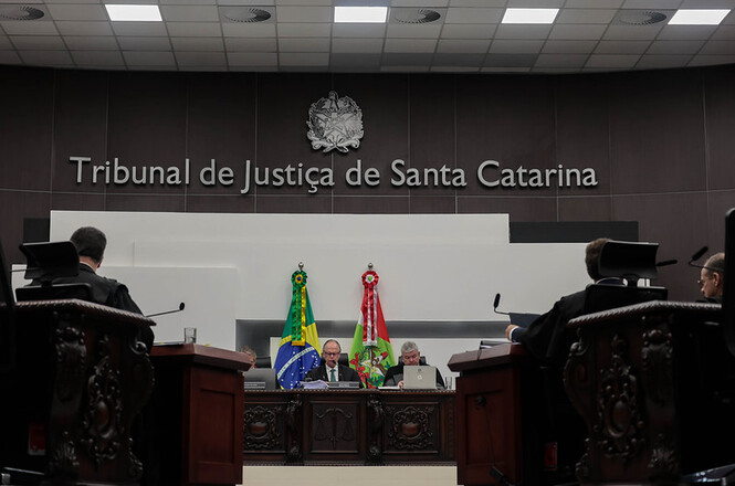 Imagem horizontal mostra sessão no plenário do Tribunal de Justiça de Santa Catarina, com autoridades em seus assentos.