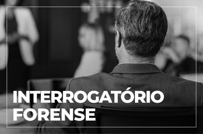 Imagem em preto e branco de uma pessoa vista de costas, sentada em uma cadeira diante de um ambiente que remete a uma audiência ou interrogatório. A pessoa veste terno e ocupa a região central da composição. Ao fundo, há outras pessoas desfocadas. Um contorno retangular branco enquadra a imagem. No canto inferior esquerdo, em letras grandes e brancas, está escrito: “INTERROGATÓRIO FORENSE”.