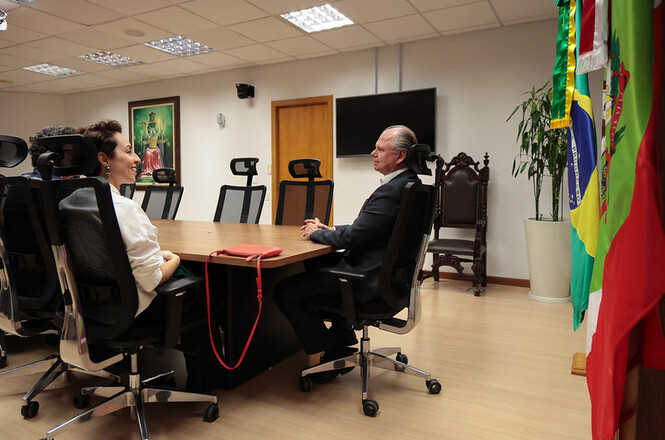 Foto horizontal: presidente do TJSC, Rubens Schulz, conversa com a presidente do Sinjusc, Carolina Rodrigues Costa, durante reunião.