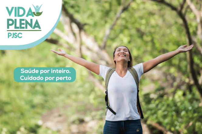 Arte horizontal: mulher de braços abertos em meio à natureza ilustra o programa Vida Plena PJSC, com foco em saúde e cuidado.