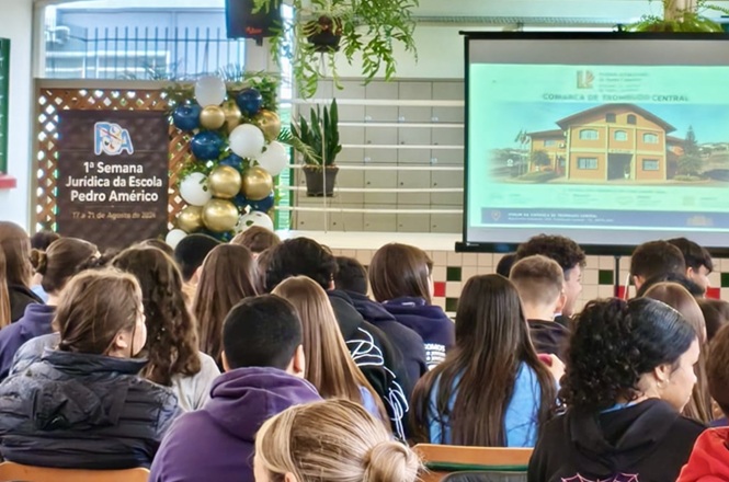 Foto horizontal: estudantes acompanham apresentação durante a 1ª Semana Jurídica da Escola Pedro Américo.