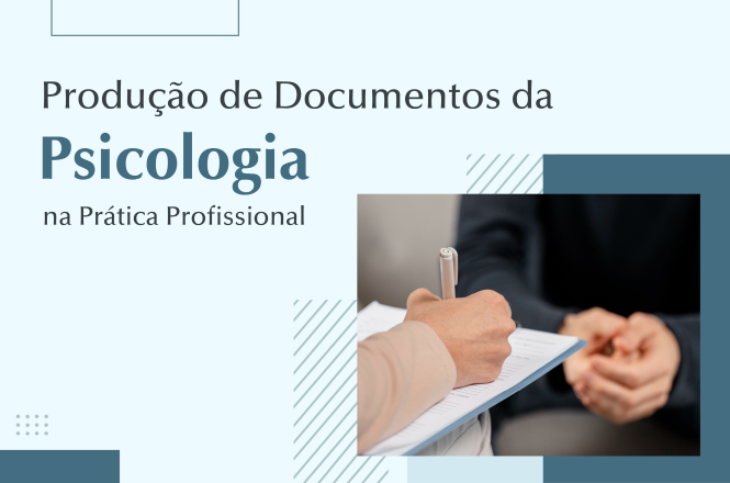 Card de divulgação com fundo em tons de azul-claro e detalhes gráficos geométricos. À esquerda, aparece o título “Produção de Documentos da Psicologia na Prática Profissional”, com a palavra “Psicologia” em destaque, em fonte maior e azul-escura. À direita, há uma fotografia mostrando uma pessoa escrevendo em um documento apoiado em uma prancheta, enquanto outra pessoa aparece parcialmente ao fundo. O design utiliza elementos decorativos em linhas diagonais e blocos retangulares em diferentes tons de azul.