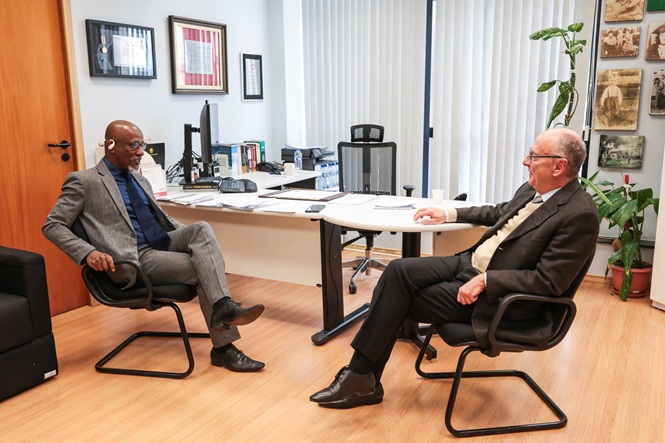 Foto horizontal: desembargador Leopoldo Brüggemann conversa com o novo ouvidor-geral da DPE/SC, durante encontro em seu gabinete.
