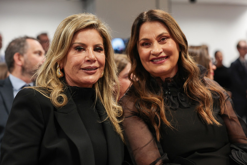 Foto horizontal: as magistradas Alaíde Maria Nolli e Dayse Herget de Oliveira Marinho posam lado a lado, sorridentes, durante evento.