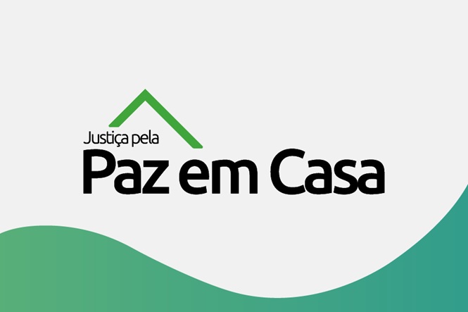 Arte horizontal: logomarca do programa Justiça pela Paz em Casa, em preto e verde, sobre fundo branco com elementos gráficos verdes.