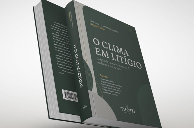 Arte horizontal: livro “O Clima em Litígio” aparece aberto em perspectiva, com capa verde-escura e detalhes em cinza.