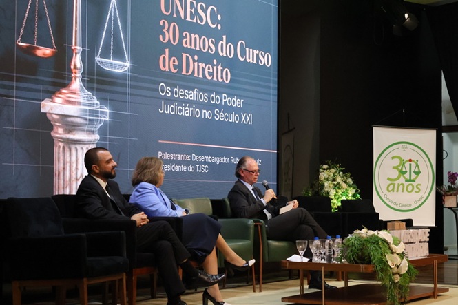 Foto horizontal: presidente do TJSC, des. Rubens Schulz, participa de palestra sobre os desafios do Poder Judiciário no século XXI, nos 30 anos do curso de Direito da Unesc.