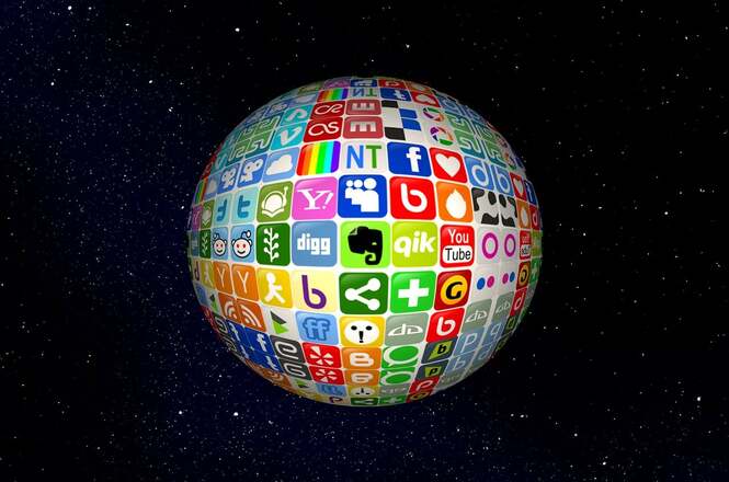 Arte horizontal: globo formado por ícones de redes sociais e plataformas digitais aparece sobre fundo escuro.