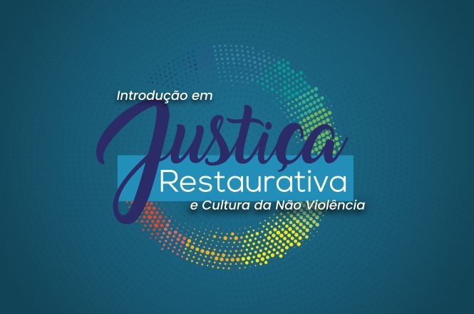 Imagem retangular com fundo azul-esverdeado. Ao centro, há um círculo formado por pequenos pontos coloridos em tons de azul, verde, amarelo, laranja e roxo. Sobre a composição, aparece o texto “Introdução em Justiça Restaurativa e Cultura da Não Violência”, com a palavra “Justiça” em destaque, em letra cursiva roxa, e “Restaurativa” em letras brancas.