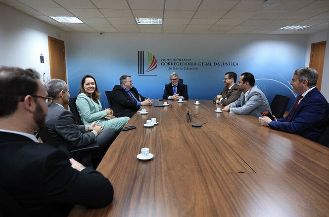 Foto horizontal: des. Dinart Francisco Machado, ao centro da mesa, participa de reunião com autoridades na Corregedoria-Geral da Justiça de Santa Catarina.