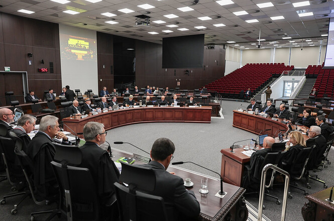 Foto horizontal: magistrados participam de sessão no Tribunal Pleno do TJSC, reunidos em bancadas no plenário.