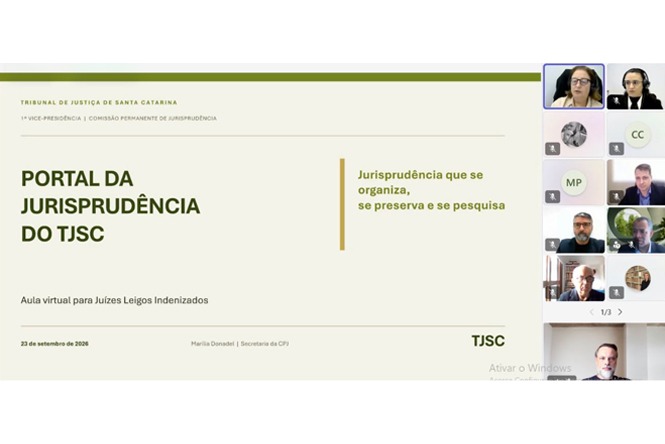 Imagem horizontal: tela de aula virtual apresenta o Portal da Jurisprudência do TJSC, com participantes em videoconferência.