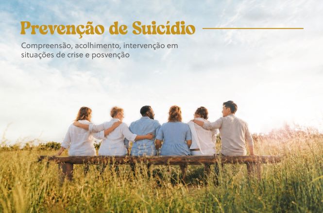 Card informativo sobre prevenção do suicídio. Na parte superior, sobre um fundo claro com céu azul suave, aparece o título em destaque “Prevenção de Suicídio”, seguido do subtítulo “Compreensão, acolhimento, intervenção em situações de crise e posvenção”. Na metade inferior da imagem, seis pessoas estão sentadas de costas em um banco de madeira, em meio a um campo com vegetação dourada, com os braços apoiados umas nas outras, formando uma cena de apoio e acolhimento coletivo. A iluminação é suave e natural, transmitindo sensação de cuidado e união.