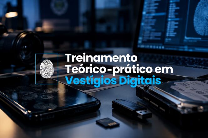 Banner de divulgação do curso “Treinamento Teórico-prático em Vestígios Digitais”. Ao fundo, uma mesa de trabalho em tons escuros com equipamentos utilizados em perícia digital, incluindo um smartphone, cartões de memória, dispositivos de armazenamento e discos rígidos. Na parte superior, aparece a tela de um computador com uma imagem de impressão digital e listas de dados. À esquerda do título, há um ícone de impressão digital. O texto central destaca o nome do treinamento, com as palavras “Vestígios Digitais” em azul e os demais dizeres em branco. A composição remete à investigação e análise de evidências digitais.