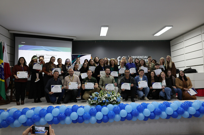 Foto horizontal: equipe técnica e instituições de acolhimento posam com certificados durante evento do programa Novos Caminhos.
