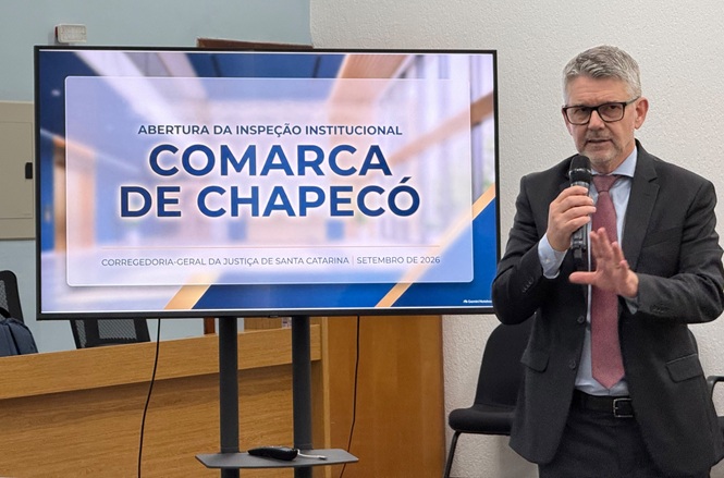 Foto horizontal: desembargador Dinart Francisco Machado fala ao microfone na abertura da inspeção institucional na comarca de Chapecó.**