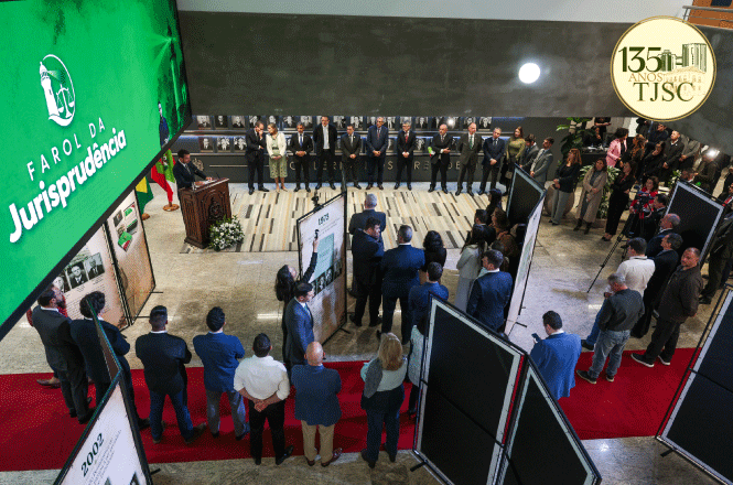 Foto horizontal: autoridades e convidados participam da abertura da exposição Farol da Jurisprudência, em comemoração aos 135 anos do TJSC.