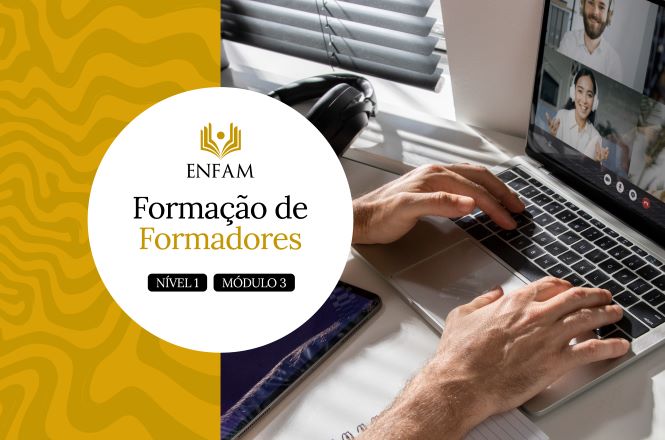 À esquerda, sobre um círculo branco, aparecem o logotipo da instituição e os textos “Formação de Formadores” e “Nível 1 | Módulo 3”. Ao fundo, uma faixa vertical amarela com padrão ondulado. À direita, fotografia de uma pessoa digitando em um notebook sobre uma mesa. Na tela do computador, há uma videoconferência com dois participantes visíveis. Também aparecem um telefone, um celular e parte de um caderno ao redor do equipamento. A imagem utiliza tons de amarelo, branco e cinza.