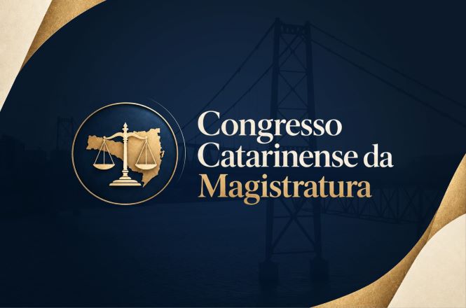 Arte institucional do Congresso Catarinense da Magistratura. Ao centro, sobre fundo azul-escuro com a silhueta da Ponte Hercílio Luz ao fundo, aparece o logotipo do evento em dourado: um círculo contendo a balança da Justiça sobre o contorno do mapa de Santa Catarina. À direita do símbolo, em letras douradas, está o texto: “Congresso Catarinense da Magistratura”. As bordas superior esquerda e inferior direita possuem faixas curvas em tom dourado, compondo um visual elegante e formal.