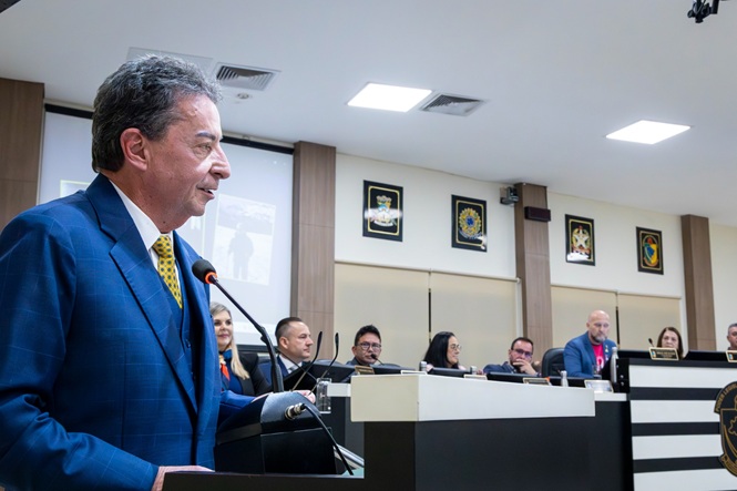 Foto horizontal: desembargador Ricardo Roesler discursa ao microfone no púlpito, diante de magistrados reunidos em plenário.