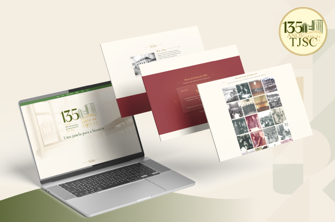 Horizontal: Arte institucional dos 135 anos do TJSC apresenta notebook com página comemorativa aberta e telas flutuantes de ambiente digital, reunindo documentos históricos, fotografias do acervo e conteúdos interativos em fundo gráfico com identidade visual da campanha.