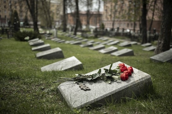 Lápides em cemitério.