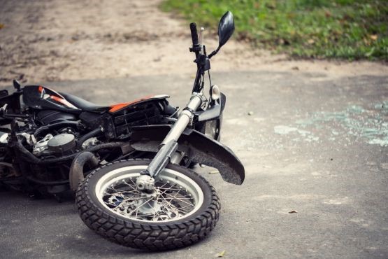 Motocicleta caída no chão.