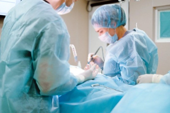 Dois médicos realizando cirurgia