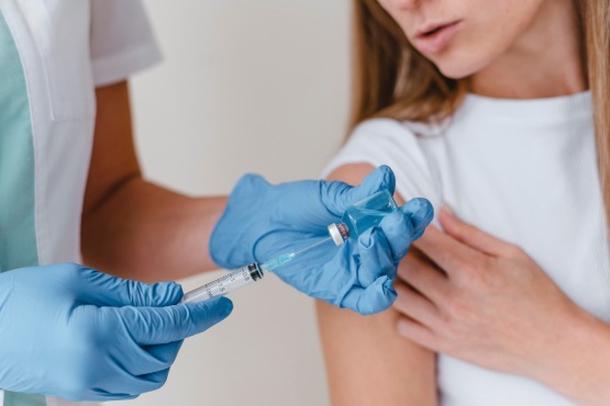 enfermeira coletando dose de vacina